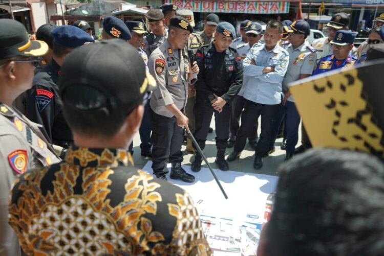 KOORDINASI—
Terlihat personel gabungan keamanan berkoordinasi untuk pengamanan Tabliq Akbar Ustaz Abdul Somad  (UAS) pada hari ini 
Jumat (26/5)