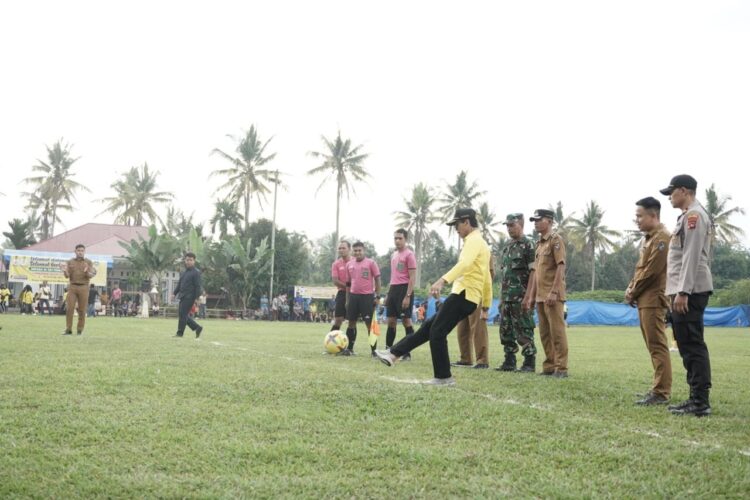 TENDANGAN PERTAMA— Bupati Lima Puluh Kota Safaruddin melakukan tendangan pertama tanda dimulainya Open Turnamen Gaspi Cup.