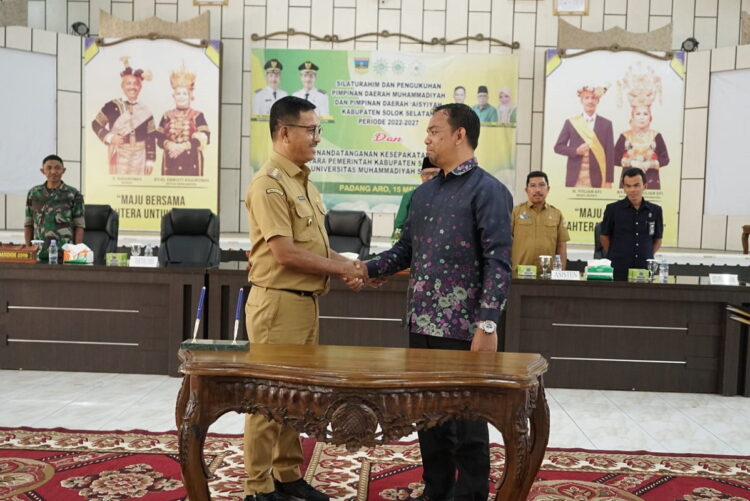 KERJA SAMA— Bupati Solok Selatan H. Khairunas bersama Rektor UMSB Dr. Riki Saputra, MA  bersalaman usai kerja sama mencakup pendidikan, pengembangan sumber sata manusia, penelitian. .