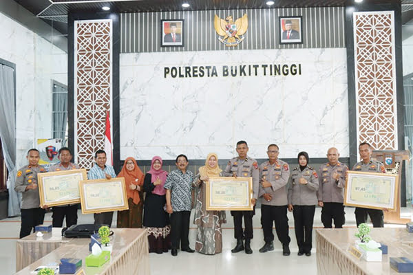 SKM Unit Pelayanan Polresta Bukittingi Raih Predikat Sangat Baik 1 KATEGORI SANGAT BAIK— Polresta Bukittinggi menerima nilai IKM dengan kategori sangat baik yang diberikan oleh UIN Bukittinggi, Jumat (26/5).