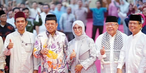 Kuliah Umum di UNP, UAS Ingatkan Mahasiswa Tetap Jaga Nation dan Religion 1 FOTO BERSAMA— Ustaz Abdul Somad (UAS) bersama Rektor UNP Prof Ganefri dan jajaran civitas akademika, mahasiswa berfoto bersama usai kegiatan Kuliah Umum di Auditorium Kampus UNP, Jumat (26/5) pagi.