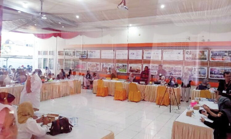 PENDAFTARAN CALEG— Suasana pendaftaran Caleg di KPU Sumbar, Sabtu (13/5)