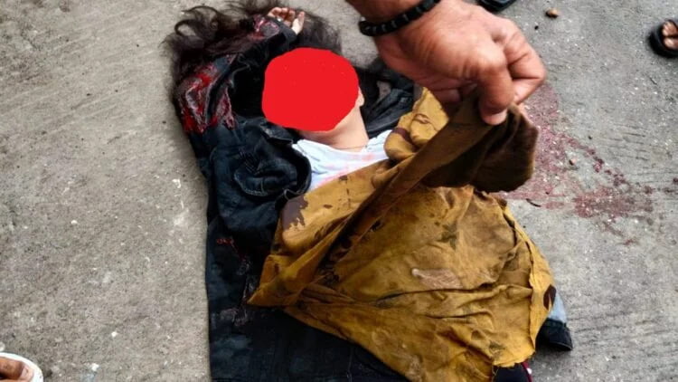 Tragis! Siswi SMP Tewas di Depan Sekolah, Jatuh dari Motor lalu Tertabrak Motor, orang tua Korban Histeris 1 OLAH TKP— Polisi melakukan olah TKP kasus kecelakaan siswi SMP yang tewas di depan sekolahnya.