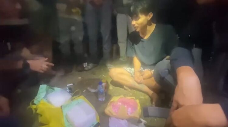 BNN Gagalkan Peredaran 2 Kg Sabu dan 6 Ribu Pil Ekstasi, Satu Tersangka Ditangkap, 2 lagi Kabur, Dibawa dari Pekanbaru Tujuan Bukittinggi dan Pessel 1 PENGEDAR— Tim BNNP Sumbar menangkap satu tersangka sindikat narkoba yang membawa 2 Kg sabu dan 6 ribu pil ekstasi. Sedangkan dua pelaku lagi masih terus diburu.