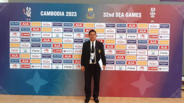 PEJABAT TEKNIS— Syafrizal Adek saat sebagai Pejabat Teknis Internasional (ITO) di cabang olahraga sepaktakraw pada Sea Games Kamboja yang berlangsung 4-17 Mei yang lalu.