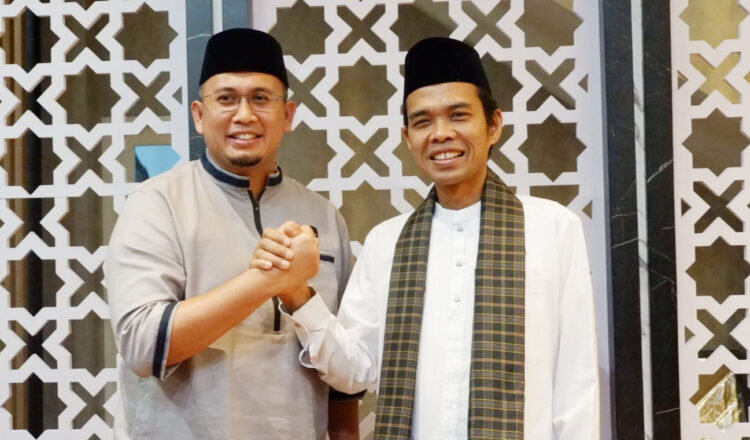UAS Puji Perjuangan Andre Bolehkan Pramugari Berjilbab, Kekuasaan di Tangan yang Tepat 1 SALAM KOMANDO—
Anggota DPR RI asal Sumatra Barat (Sumbar) H Andre Rosiade salam komando dengan Ustaz Abdul Somad (UAS) dalam agenda Bukittinggi Bershalawat di taman Pendestrian Jam Gadang.