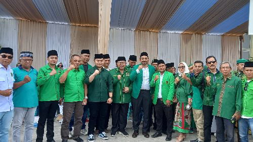 mendaftar--Ketua DPC PPP Padang Nikky lauda Hariyona bersama sejumlah Bacaleg saat mendaftar ke KPU Kota Padang.