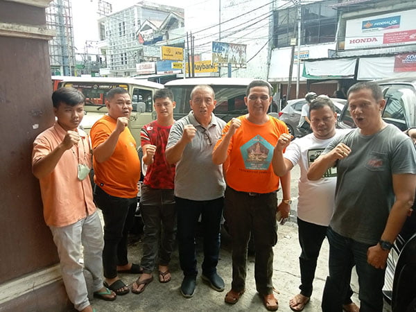 PERTEMUAN— Ketua TLCI Chapter Padang, Rori Pasla didampingi Zulkarnain, Hamidi dan Pembina TLCI Chapter 28 Padang, Budi Dharmawan, usai mengadakan pertemuan, Kamis (18/5) di kawasan Pondok, Kota Padang.