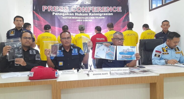 WNA DITANGKAP— Kememkumham Sumbar dan Kantor Imigrasi Agam menggelar press release penangkapan delapan WNA asal Tiongkok di Pasbar yang terbukti menyalahi aturan keimigrasian.