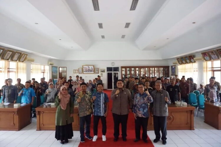 Wabup Richi Sosialisasikan Perbup tentangTanah Datar dan Kabupaten Hijau 1 SOSIALISASI—Wabup Tanah Datar Richi membuka sosialisasi Perbup tentang Tanah Datar dan Kabupaten Hijau.