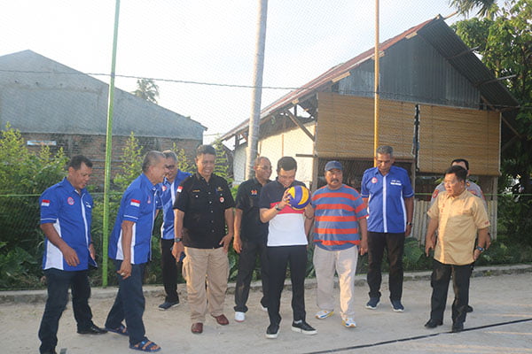 KEJUARAAN BOLA VOLI— Wakil Wali Kota Padang Ekos Albar membuka kejuaraan Voli Ball antar klub sekaligus seleksi atlit tingkat Kota Padang di lapangan RBC-Reborn Jati Rawang Padang Timur, Kamis  (11/5).