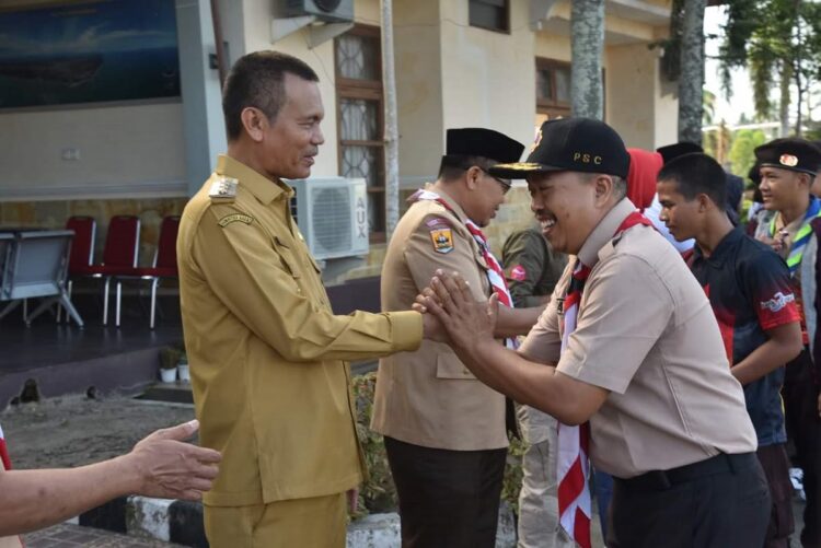 PELEPASAN— Wali Kota Pariaman Genius Umar melepas para pembina untuk mengikuti  Lomba Tingkat IV (LT lV)  pramuka penggalang Kota Pariaman tahun 2023 menuju Provinsi Sumatera Barat.
