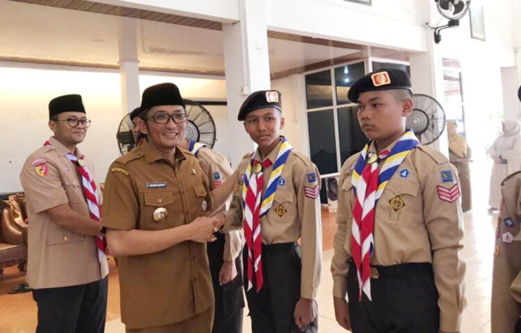 PELEPASAN KONTINGEN— Wali Kota Hendri Septa melepas 16 orang kontingen yang akan mengikuti Lomba Tingkat IV Regu Penggalang Tingkat Provinsi Sumatera Barat Tahun 2023 di Palanta, Rumah Dinas Wali Kota, Senin (15/5).