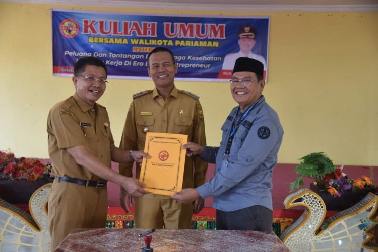 KULIAH UMUM— Wali Kota Pariaman H Genius Umar usai memberikan kuliah umum bagi mahasiswa dan mahasiswi STIKES Piala Sakti Kota Pariaman.