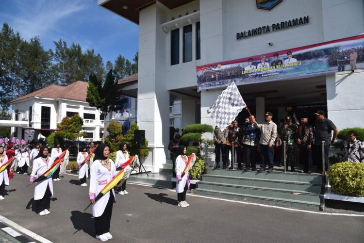 Wako Lepas Kirab Peserta Latsitardanus 1 ANGKAT BENDERA—Wali Kota Pariaman H Genius Umar, angka bendera star lepas peserta Latsitarda (Latihan Integrasi Taruna Wreda Nusantara di Kota Pariaman.
