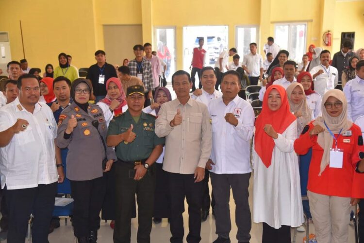 PELANTIKAN— Wali Kota Pariaman Genius Umar saat menghadiri pelantikan pengurus PMI Kecamatan, sekaligus pembukaan Orientasi Pengurus PMI Kecamatan, dan pelatihan relawan Siaga Bencana Berbasis Masyarakat (SIBAT).