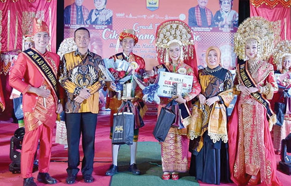 Pemilihan Cik Uniang dan Cik Ajo Duta Wisata 2023, 10 Pemuda Pemudi Milenial Terbaik Terpilih 1 PEMENANG CIK UNIANG DAN CIK AJO— Wali Kota Pariaman Genius Umar didampingi istri berfoto bersama dengan pemenang Cik Uniang dan Cik Ajo Kota Pariaman 2023.