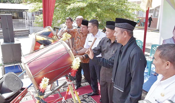Wawako Apresiasi MTsN 5 jadi Madrasah Berbasis Adat dan Budaya 1 LAUNCHING— Wawako Padang Ekos Albar dan Kakan Kemenag Kota Padang Edy Oktafiandi melakukan launching MTsN 5 Padang secara resmi sebagai madrasah berbasis adat dan budaya di Kota Padang, saat perayaan Milad MTsN 5 Padang ke-53 Tahun 2023.
