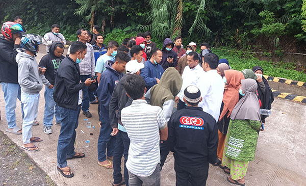 Gerbang Pabrik AQUA Solok Diblokade Warga, Minta Karyawan Terkena PHK Dipekerjakan lagi 1 AKSI DAMAI— Puluhan keluarga karyawan yang terkena PHK menggelar aksi damai dengan memblokade pintu gerbang pabrik AQUA di Kabupaten Solok.
