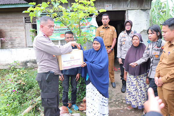 SERAHKAN BANSOS— Wakapolres Payakumbuh Kompol Russirwan disaksikan Kapolres menyerahkan bantuan sosial kepada masyarakat.