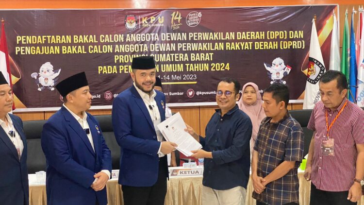 PENDAFTARAN-Ketua DPW Partai Nasdem, Fadly Amran saat menyerahkan daftar nama Caleg 2024 ke Komisioner KPU Sumbar.