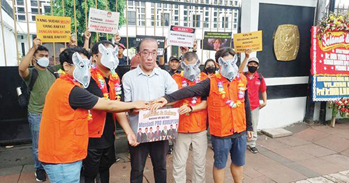 AKSI TEATRIKAL— Koalisi Kawal Pemilu Berintegritas melakukan aksi teatrikal di depan kantor KPU, Jakarta Pusat, Minggu (28/5).