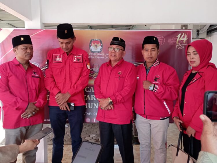 Ketua DPC PDI-P Afriman. Dt. Majo Indo foto bersama bacaleg dan pengurus di kantor KPU usai mendaftar.