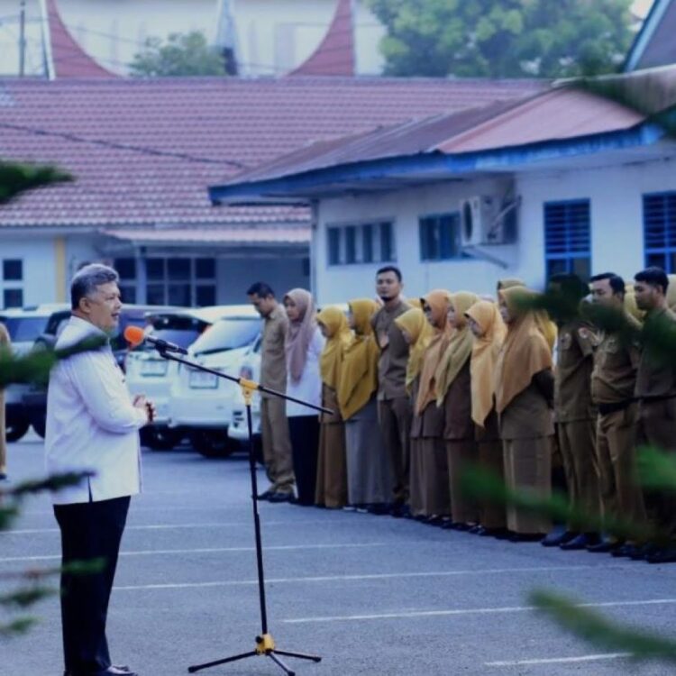 Wako Solok Ingatkan Pemakaian Uang APBD, Zul Elfian: Satu Rupiah saja harus Jelas Penggunaannya 1 PESAN WAKO— Wali Kota Solok, Zul Elfian ingatkan ASN tentang dana APBD saat apel pagi di halaman kantor Bappeda Kota Solok.