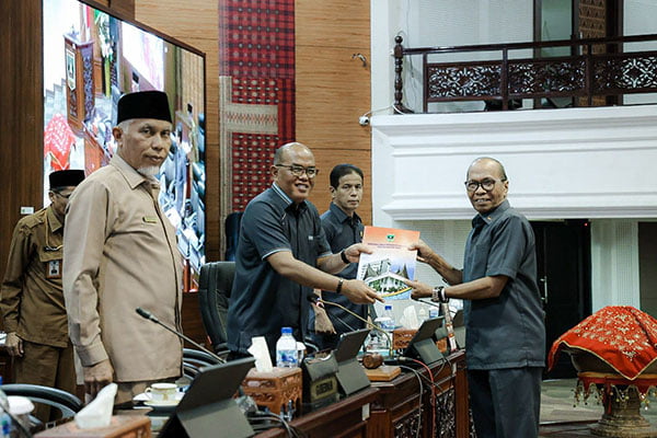 SERAHKAN— Juru bicara Fraksi Partai Demokrat, HM Nurnas menyerahkan pandangan fraksinya tentang Perhutanan Sosial pada, Selasa (23/5/2023) diruang sidang utama kantor DPRD Sumbar.