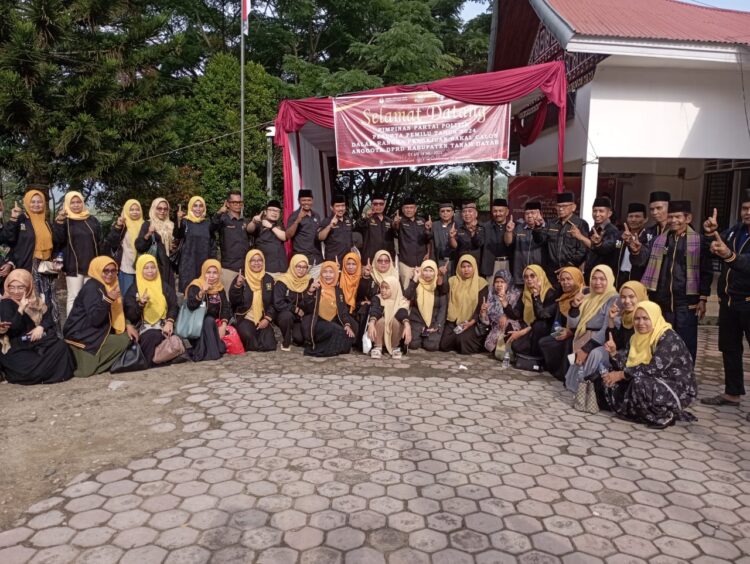 Usai mendaftar ke KPU seluruh kader Partai Umat foto bersama.