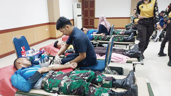 Peduli Masyarakat, 87 Taruna Latsitardanus Donorkan Darah 1 DONORKAN DARAH— Taruna dan Taruni Latsitardanus XLIII ikut mendonorkan darah bersama Palang Merah Indonesia (PMI) Kota Padang, Selasa (30/5), di kantor Camat Lubuk Begalung.