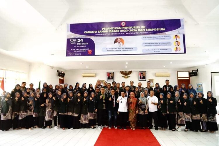 dr. Hadianto Pimpin IDI Tanah Datar Periode 2023-2026, Bupati: Saya Minta Dokter dan Nakes harus Ramah Tangani Pasien 1 PELANTIKAN PENGURUS— Jajaran pengurus Ikatan Dokter Indonesia (IDI) Tanah Datar periode 2023-2026, berfoto bersama dengan Bupati Eka Putra, Rabu (24/5) di aula Kantor Bupati Tanah Datar.