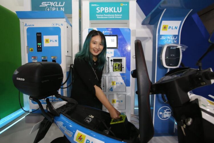 MELUNCURKAN--Kementerian Badan Usaha Milik Negara (BUMN) meluncurkan website www.pakaimolis.co.id untuk memudahkan masyarakat memperoleh segala informasi terkait motor dan mobil listrik (Molis).