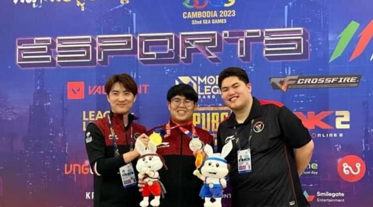 PERAIH MEDALI— Atlet PUBGM Solo Alan Kumaseh berpose dengan medali yang ia raih di cabang esports SEA Games 2023 Kamboja, Senin (15/5).