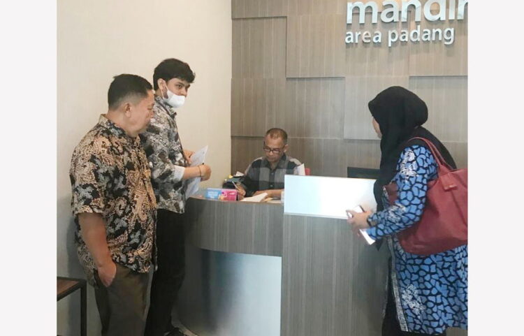 BLOKIR REKENING— Kanwil DJP Sumatera Barat dan Jambi melalui Juru Sita Pajak Negara yang tersebar di 10 Kantor Pelayanan Pajak di wilayah Sumbar dan Jambi, melakukan tindakan penegakan hukum berupa pemblokiran serentak 61 rekening penunggak pajak dengan nilai tunggakan pajak mencapai Rp47 miliar.