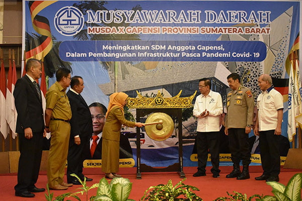 Musda X Gapensi Sumbar, Pembangunan Infrastruktur Pascapandemi Covid-19 1 PUKUL GONG— Kepala Dinas Perumahan Rakyat, Kawasan Pemukiman dan Pertanahan, Rifda Suriani, memukul Gong tanda dibuka Musda X BPD Gapensi Sumbar,disaksikan oleh Ketum BPP Iskandar Z Martawi serta Darmizon dan panitia Musda X Tasman