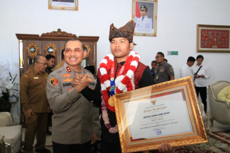 Personel Polda Sumbar Raih Medali Emas Sea Games Kamboja 1 RAIH EMAS— Kapolda Sumbar Irjen Pol Suharyono menyerahkan penghargaan kepada Bripda Randa Riandes yang berhasil meraih medali emas Sea Games 2023 dari cabang gulat bebas kelas 79 kilogram.