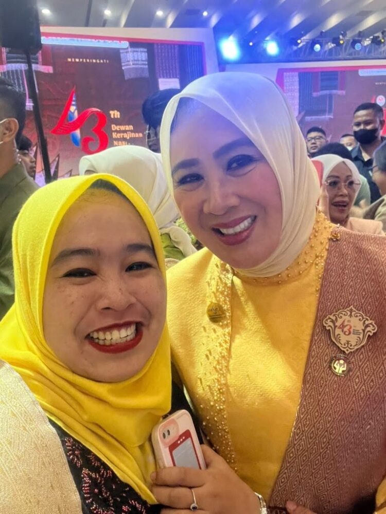Hadiri Puncak Syukuran HUT ke-43 Dekranas di Medan, Riri Benny: Jadikan Ekonomi Masyarakat, UMKM Berjaya 1 HADIRI—Ketua Dekranasda Kabupaten Sijunjung, Ny Riri Benny Dwifa bersama istri Menteri Dalam Negeri Tryi Tito Karnavian mengahdiri Hari Ulang Tahun HUT ke 43 Dewan Kerajinan Nasional Dekranas, digelar puncak syukuran di Convention Hall Santika Premiere Dyandra Kota Medan, Sumatera Utara