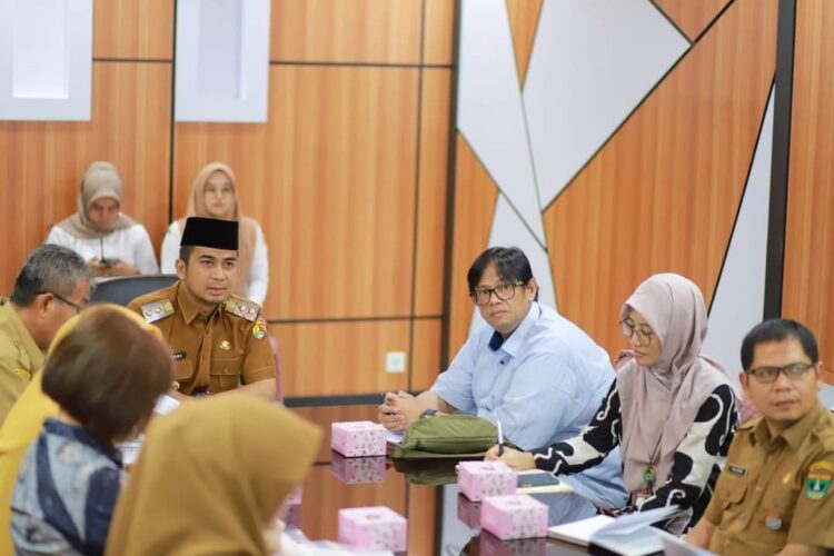 Dukung Produksi Beras di Kota Solok, Pemko Lakukan Inovasi Teknologi 1 INOVASI PERTANIAN— Para peneliti tanaman padi saat datang ke Kota Solok terlibat dialog dengan jajaran Dinas Pertanian.