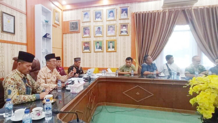 KETERANGAN PERS— Kepala Kanwil Kemenag Sumbar, Helmi memberikan keterangan pers kepada wartawan terkait kondisi terkini CJH Sumbar yang akan mulai berangkat pada 5 Juni mendatang, di Kanwil Kemenag Sumbar, Kamis (25/5).
