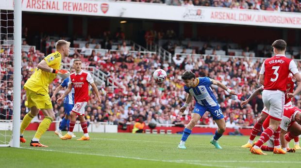 SUNDULAN— Brighton membuat suporter Arsenal terdiam di menit ke-51. Memanfaatkan kelengahan barisan belakang tuan rumah, Pervis Estupinan mengirim crossing kepada Enciso, dan diselesaikan dengan sundulan untuk membobol gawang Ramsdale.