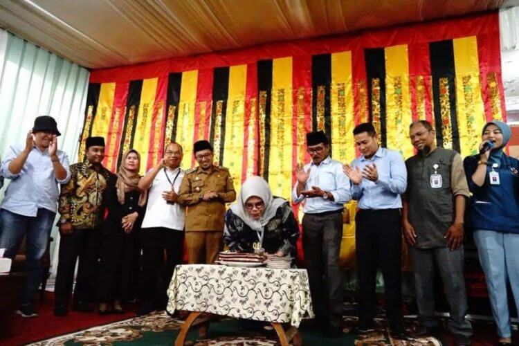 TIUP LILIN— Owner Klinik Suci Medika meniup lilin pada milad ke-10, yang juga dihadiri Bupati Tanah Datar Eka Putra.