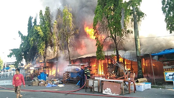 40 Kios Terbakar, Kerugian Capai Rp1,2 M, Syahendri: PKL akan Direkolasi ke Kompleks RTH Imam Bonjol 1 MENGAIS BARANG YANG TERSISA— Sejumlah PKL mendatangi kios mereka yang habis terbakar. Sehari pascakebakaran, pedagang mencoba mencari dan mengumpulkan barang-barang dagangan yang masih layak dan tidak terbakar, Kamis (18/5) siang.