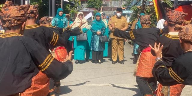 PKK dan Dasawisma Miliki Peranan Penting 1 SAMBUT— Wakil Ketua Bidang 2 yaitu Ny. Lina Hansastri dan Wali Kota Solok, Zul Elfian disambut dengan kesenian tradisional silat saat sampai di lokasi acara.