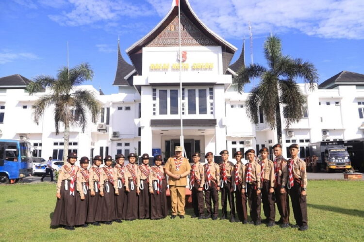 LEPAS KONTINGEN— Wako Zul Elfian melepas kontingen yang mengikuti Lomba Tingkat IV Penggalang Sumatera Barat.