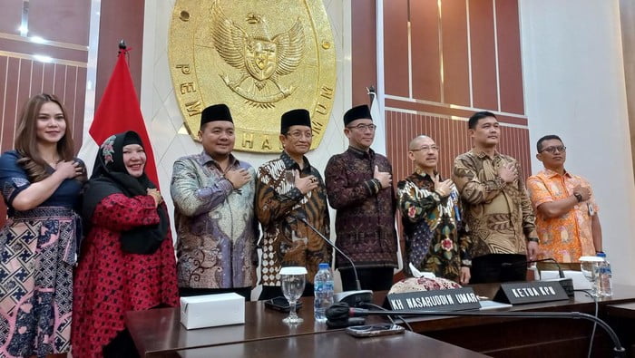 Cegah Isu Agama-Etnis Dicampurkan ke Politik, KPU Gandeng Majelis Tinggi Agama 1 FOTO BERSAMA— KPU menggandeng Majelis Tinggi Agama (MTA) menjelang Pemilu 2024. KPU berharap MTA bisa membantu mencegah isu agama dicampurkan dengan politik menjelang Pemilu.
