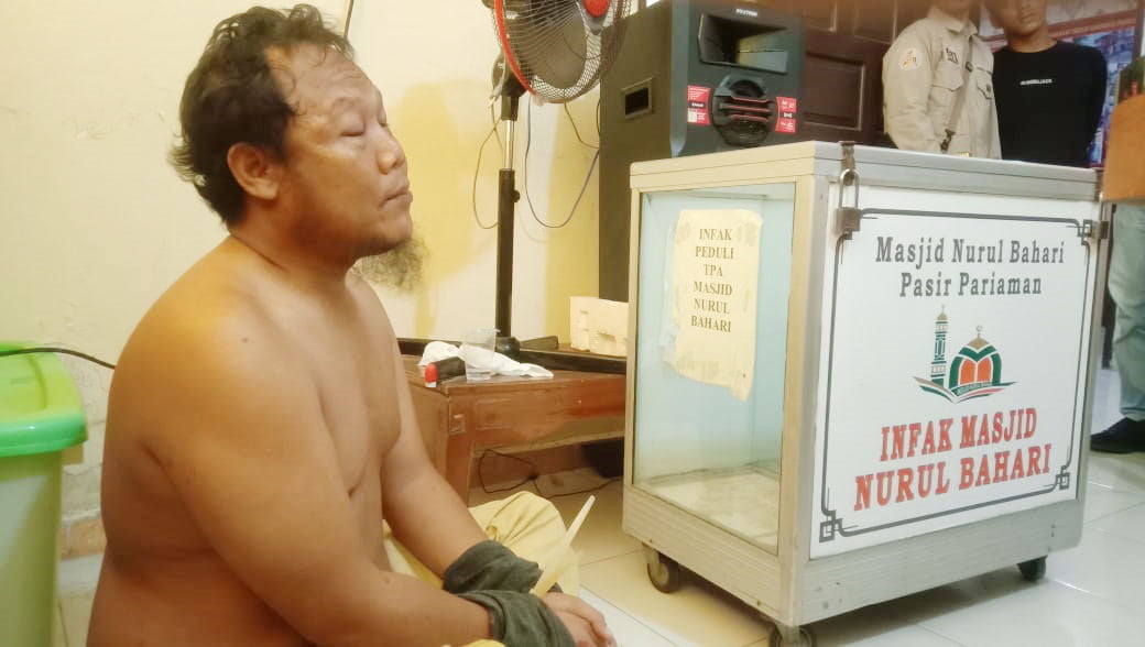 mencuri kotak amal Masjid