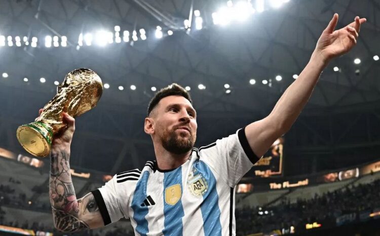Kabar Gembira, Lionel Messi Dipastikan Tampil di Indonesia 1 ANGKAT TROFI— Lionel Messi saat mengangkat trofi Piala Dunia 2022. Striker Paris Saint-Germain itu dikabarkan bakal tampil menghadapi timnas Indonesia di FIFA matchday bulan depan.