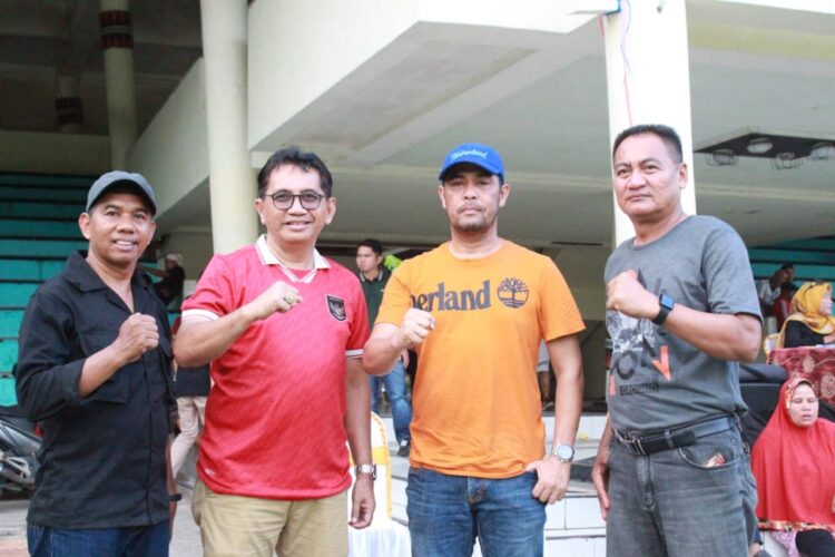 FOTO BERSAMA— Mastillizal Aye foto bersama Nil Maizar yang ikut menyaksikan Liga Askot Divisi I Kota Padang, Minggu (14/5) di Lapangan Imam Bonjol Padang.