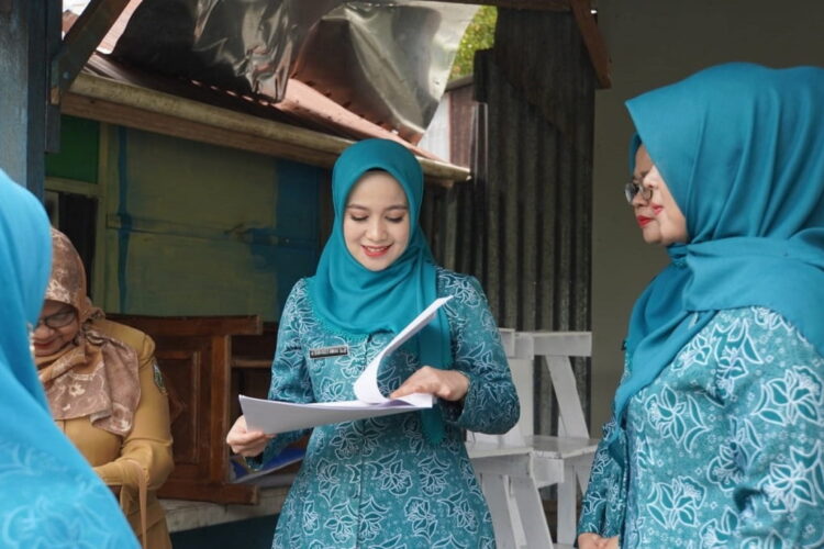 PEMBINAAN—Ketua TP PKK Padang Panjang dr Dian meakukan pembinaan kepada kader PKK TPL.